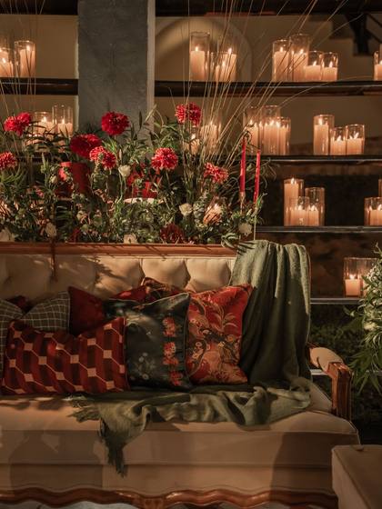 Lounge and Floral detail — Reception decor — Alila + Samode Jaipur